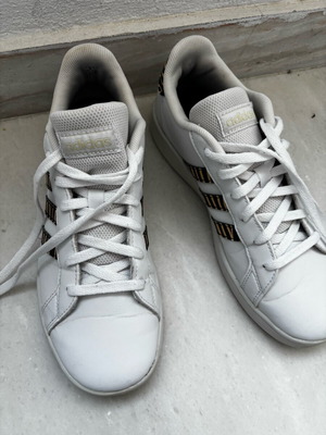 Adidas παπούτσια γυναικεία αθλητικά μεταχειρισμένα, νούμερο 38, άσπρα