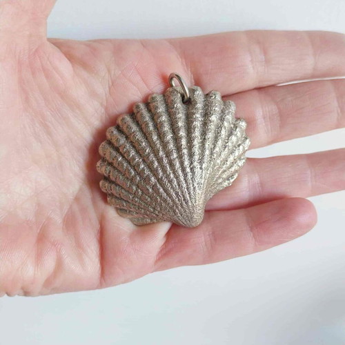 Metal shell pendant like new, silver color, solid metal