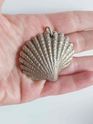 Metal shell pendant like new, silver color, solid metal