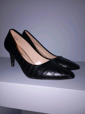 Black croco pumps like new, size 38