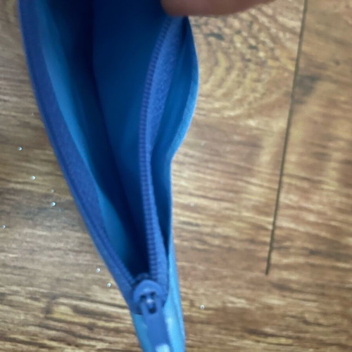 Children's pencil case used with zipper detached at one point