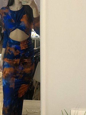 Decoro κολλητό tie dye μίντι φόρεμα με cut-out, μέγεθος Small