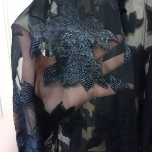 Women's sleeveless black shirt with floral pattern like new, one size