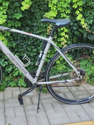 Merida Crossway 20-D cross trekking bike like new with pump and helmet
