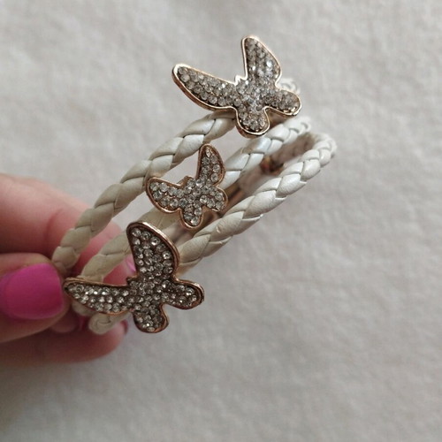 Bracelet with magnetic clasp like new, white, diameter 7 cm