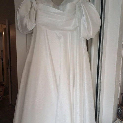 Theodora strapless wedding dress with puff sleeves like new, size M/L