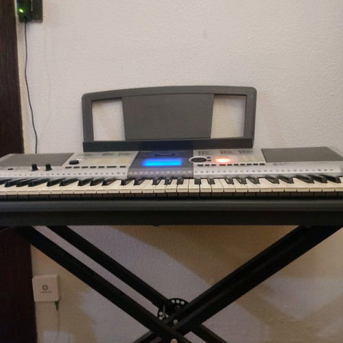 Yamaha PSR-E403 portable keyboard like new with stand and music rest