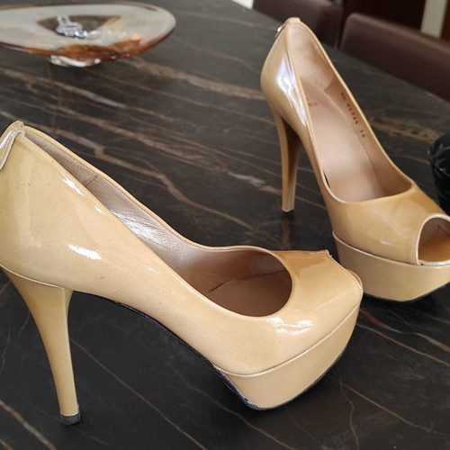 Stuart Weitzman patent leather nude pumps used, size 38