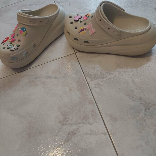 Crocs Classic Crush Clog size 41 like new, beige with Jibbitz charms