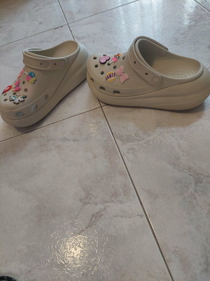 Crocs Classic Crush Clog size 41 like new, beige with Jibbitz charms