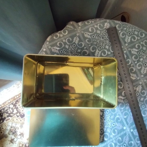 Vintage metal tea tin Royal Victorian Blend Tea, like new
