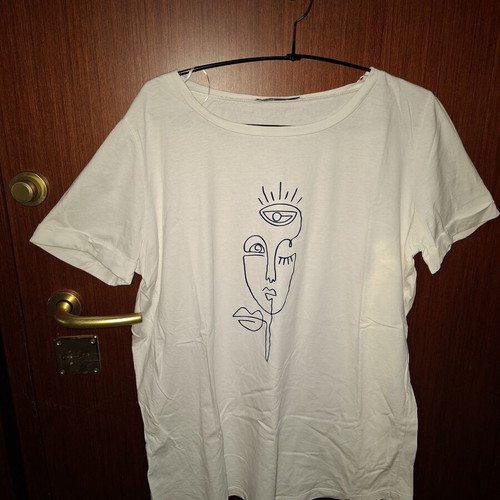 Kyara White T-shirt with Minimal Line-Art Print Size M Like New