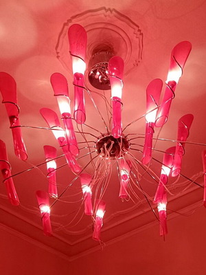 Crystal chandelier with wall lamp like new, 18 bulbs and decorative red crystals