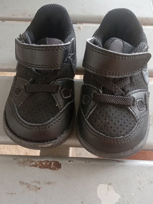 Βρεφικό παπούτσι Nike σαν καινούργιο, νούμερο 18,5, με αυτοκόλλητο