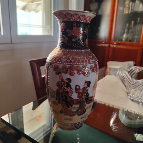 Chinese vase 30cm with ashtray, broken rim