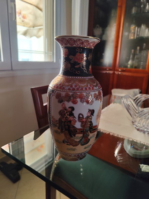 Chinese vase 30cm with ashtray, broken rim