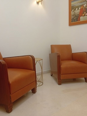 Κλασσικό δερμάτινο σαλόνι με τραπέζι σαν καινούργιο
