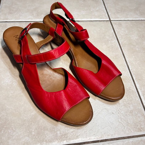 Women's red sandals with brown sole like new, size 41