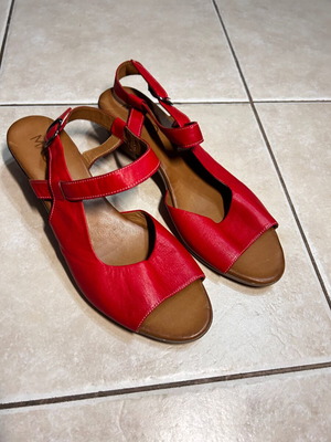 Women's red sandals with brown sole like new, size 41