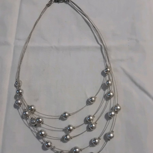 Necklace short like new with wire and plastic beads