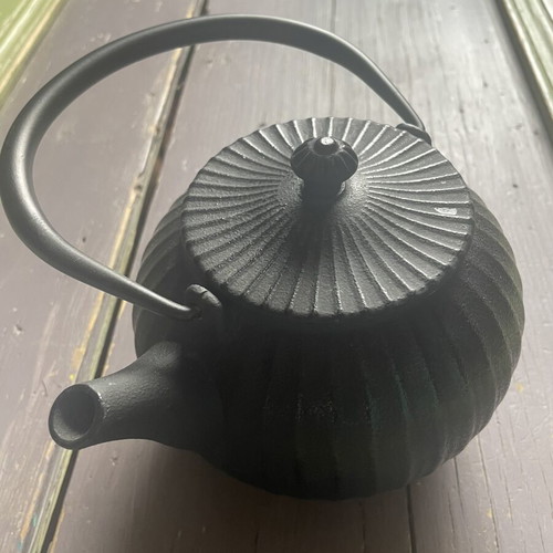Teapot like new with strainer, minor external marks
