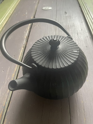 Teapot like new with strainer, minor external marks