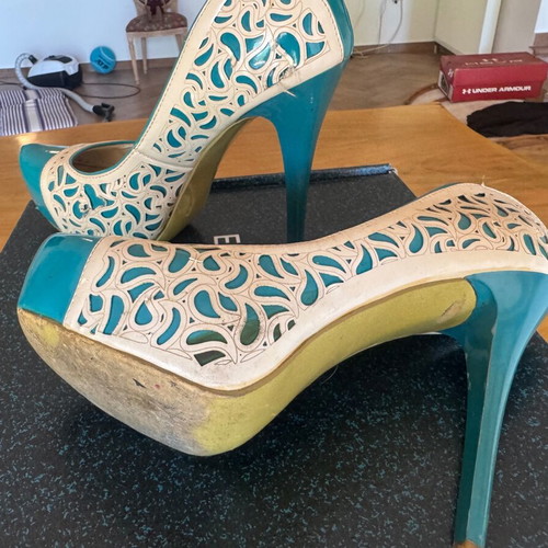 Pumps used size 38 bought in Dubai