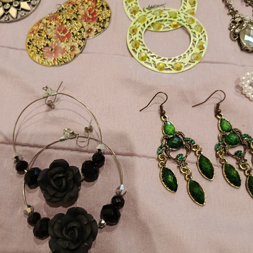 Earrings pack of 16, like new, faux