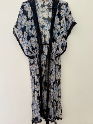 Zara sheer floral kimono used, size L