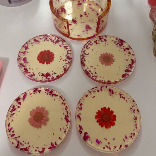 Coasters made of resin with gold leaves and daisies, new