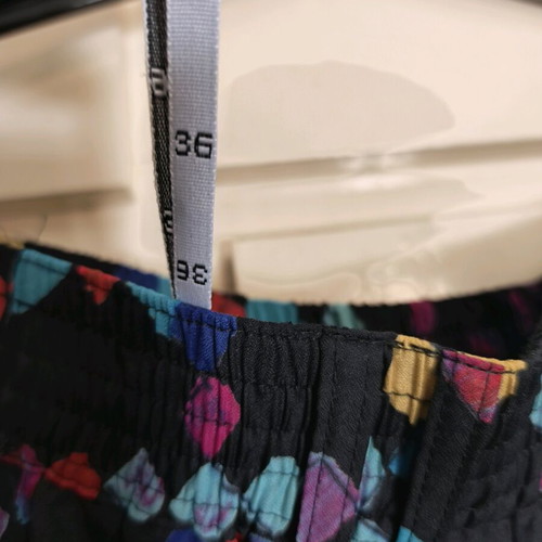 Small pleated skirt like new, black multicolor