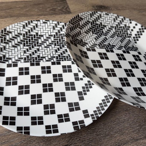 IKEA SAMMANKOPPLA 2-piece plate set with black and white retro design like new