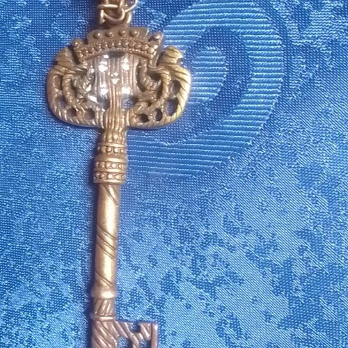 Antique key-shaped pendant like new