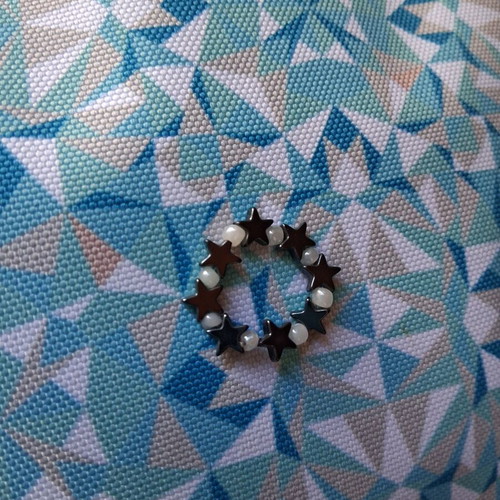 Elastic ring with white beads and hematite stars
