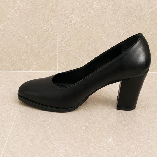 Black leather pumps size 37 like new, classic style