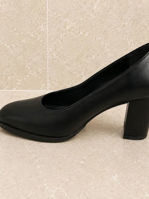 Black leather pumps size 37 like new, classic style
