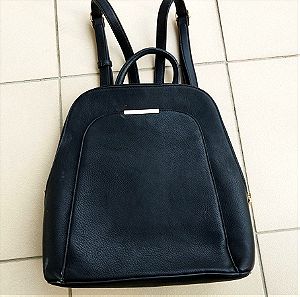 Γυναικεία δερμάτινη τσάντα πλάτης μαύρη