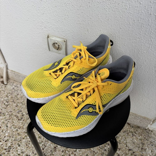Saucony Kinvara 14 running shoes like new, men's size 44, gray and yellow