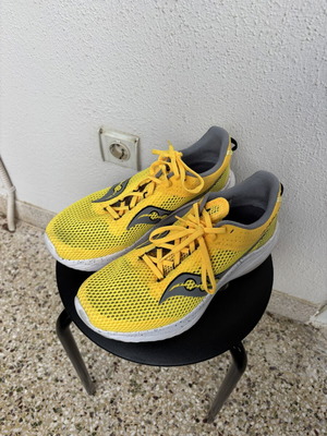 Saucony Kinvara 14 running shoes like new, men's size 44, gray and yellow