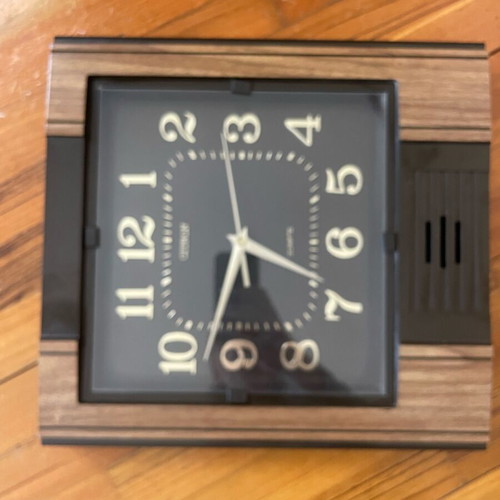 Wall clock like new with battery