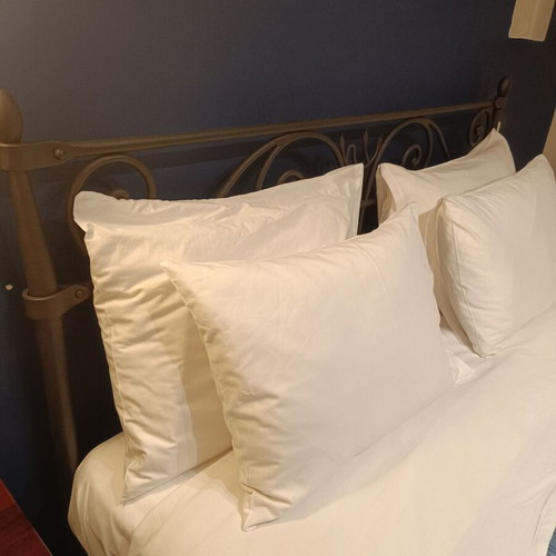 Iron double bed like new, solid without mattress