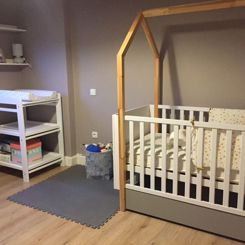 Comfort Quax changing table used with white shelves