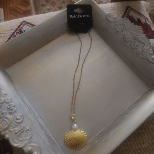 Shell pendant necklace new, gold stainless steel
