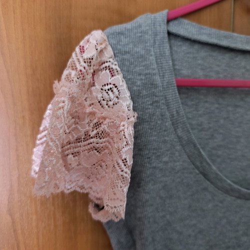 Rib short-sleeve blouse like new with lace and bow details