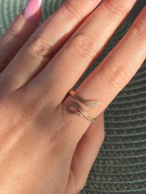 Women's stainless steel snake-shaped ring pink gold new