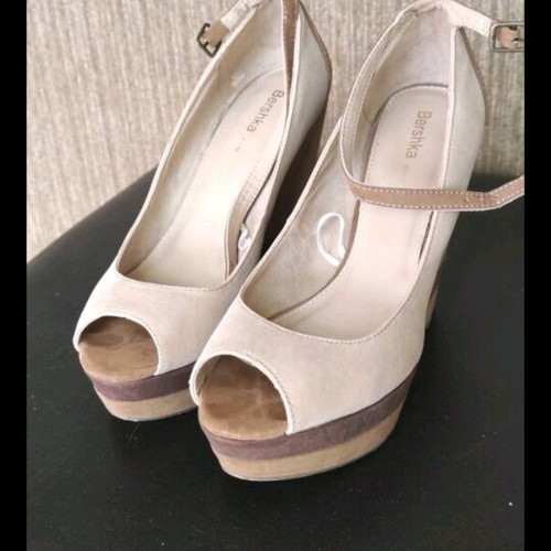 Bershka sandals size 40 like new, beige and brown