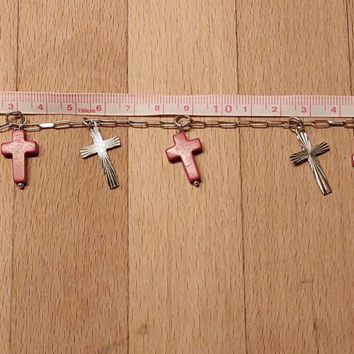 925 Silver bracelet like new with 5 dangling crosses