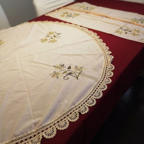 Handmade silk embroidery set of 3 pieces like new