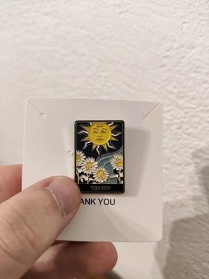 The Sun pin like new