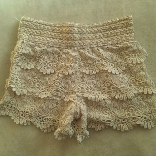 Cream shorts with crochet embroidery ruffles like new, size L/XL